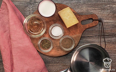 Сыр натрите на средней или мелкой терке.