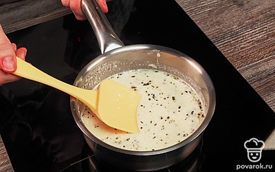 Небольшую кастрюлю поставьте на средний огонь, влейте сливки, растительное масло и всыпьте сыр. Периодически помешивайте. Когда соус начнет закипать, убавьте огонь и добавьте соль, перец и базилик. Помешивайте соус до растворения сыра. Продолжайте помешивать до тех пор, пока он не станет однородным.