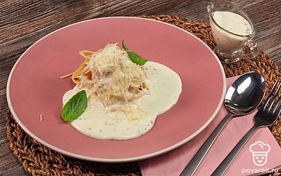 Подавайте соус со спагетти.