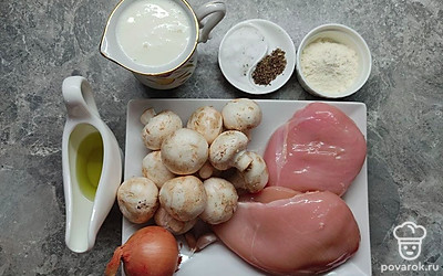 Тщательно промойте под проточной водой грудку и шампиньоны. Очистите чеснок и лук.