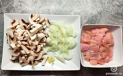 Мясо нарежьте мелким кубиком, лук полукольцами. Грибы нарежьте произвольно. Можете нарезать как на мелкие кубики, так и на крупные слайсы. Для того, чтобы грибы не почернели, их нарезку оставьте напоследок.