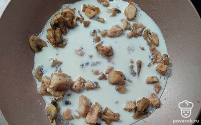 В хорошо разогретой сковороде обжарьте лук до золотистого цвета, затем добавьте мясо. Перемешайте и обжарьте 15 минут, далее отправьте в сковороду грибы и обжарьте до готовности.