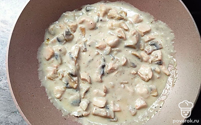 Добавьте ложку муки, соль и перец. Хорошо перемешайте и обжаривайте пару минут. Добавьте молоко и тушите еще минуты 3-4 на маленьком огне. Подавайте с пастой.