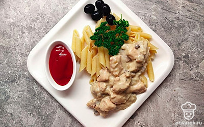 Подавайте соус с пастой фарфалле или спагетти. Украсьте тарелку свежей зеленью и маслинами.