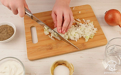 Лук нарежьте мелким кубиком.