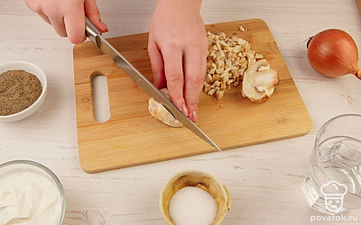 Шампиньоны нарежьте мелким кубиком.