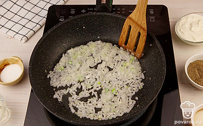 Разогрейте сковороду с подсолнечным маслом. Обжарьте лук в течение 1 минуты.