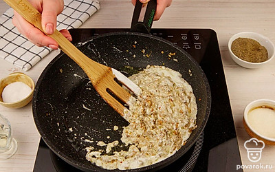 Добавьте в сковороду сметану, соль и перец по вкусу. Обжаривайте лук и грибы со сметаной в течение 2-3 минут на среднем огне.