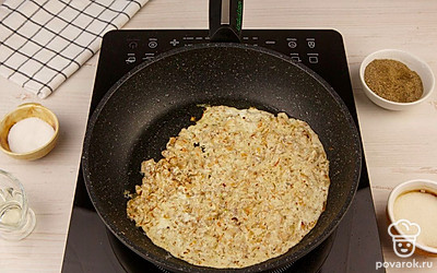 Если консистенция соуса слишком густая, добавьте к соусу 1-2 ст. л. воды и тушите в течение 1-2 минут.