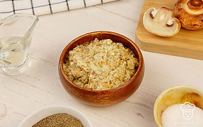 Переложите соус в соусницу или глубокую тарелку.