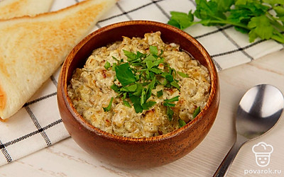 Украсьте соус свежей зеленью, например, петрушкой или кинзой.