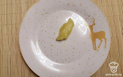 В тарелку выложите 1 чайную ложку меда.