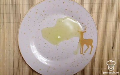 Мед растопите в микроволновой печи (30 секунд).