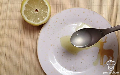 Добавьте 1 чайную ложку свежевыжатого лимоного сока.