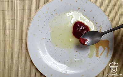 Добавьте красный жгучий перец по вкусу.