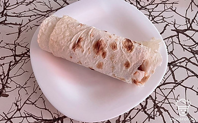 Сверните бртуч в рулет и слегка подогрейте в микроволновой печи. Приятного аппетита!