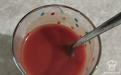 В стакан добавьте томатную пасту и немного воды. Все перемешайте.