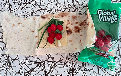 Помидорки черри разрежьте пополам и выложите сверху.