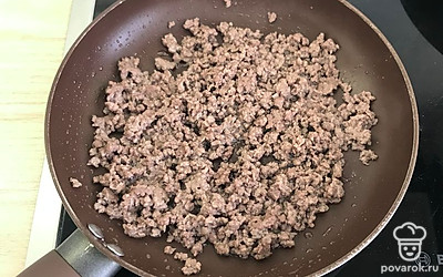 Фарш обжарить на растительном масле до выпаривания влаги, разбивая комки.