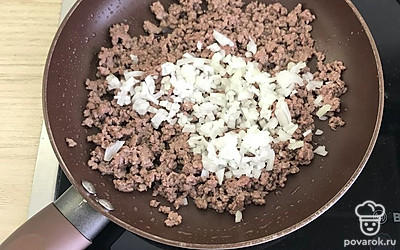 Добавить мелко нарезанный лук. Перемешать. Обжаривать при постоянном помешивании 5-7 минут. Томить на умеренном огне.