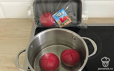 Помидоры надрезать крест-накрест и опустить в кипяток. Снять кожицу и нарезать мелко.