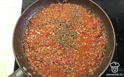 Добавить итальянские травы и посолить. Прогреть еще минуты 3.