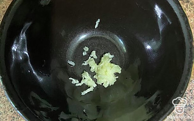 Измельчить мелко 1 зубчик чеснока.