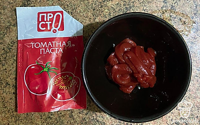 Добавить томатную пасту.