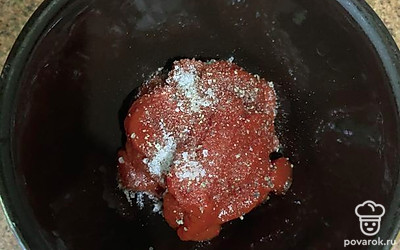 Посолить, поперчить, положить сахар.