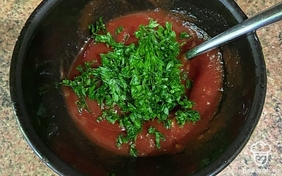 Мелко нарезать свежую петрушку, снова перемешать.