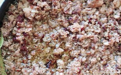 Обжарить фарш на сковороде.