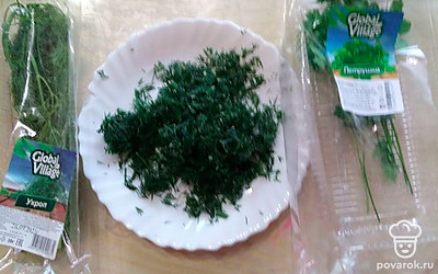 Добавить мелко нарезанную зелень. 