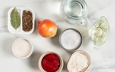 Хорошо помойте и почистите лук. Заранее охладите воду. Подготовьте сковороду.