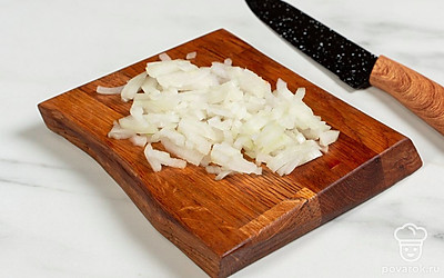 Нарежьте лук небольшими по размеру кубиками.