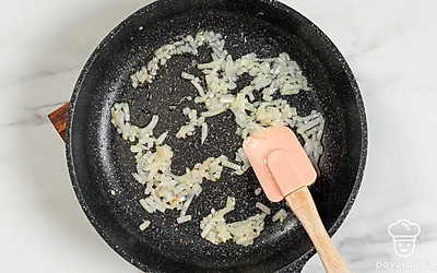 Поставьте сковороду с маслом на средний огонь. Когда масло нагреется, добавьте лук. Обжаривайте его 5-7 минут, периодически помешивая.