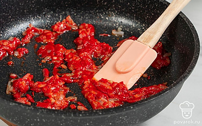 Добавьте в сковороду томатную пасту и тщательно перемешайте зажарку. После этого готовьте ингредиенты еще 2 минуты.