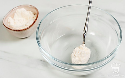 Влейте в небольшую миску 4 ст.л. воды. Добавьте в нее муку. 