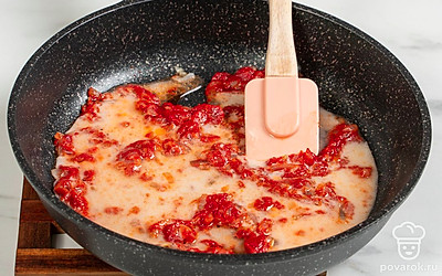 Вылейте мучную смесь в сковороду с луком и томатной пастой. Перемешайте соус.