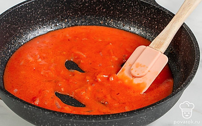 Помешивая соус, влейте оставшуюся воду. Увеличьте огонь, чтобы подливка начала кипеть.