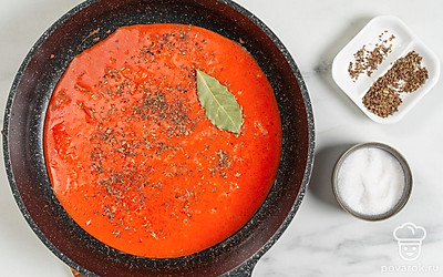 Добавьте в соус соль, сахар, базилик и лавровый лист. Перемешайте подливку.