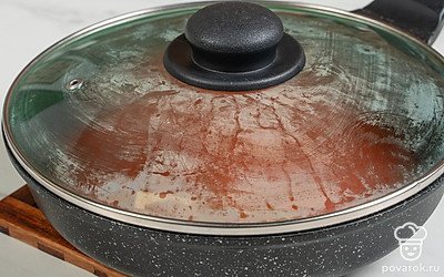 Накройте сковороду крышкой и оставьте подливку кипятиться на среднем огне в течение 10 минут.