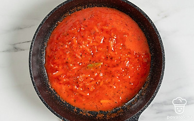 Убавьте нагрев до минимума и подержите подливку на огне еще примерно 10 минут. После этого снимите соус с плиты и остудите.