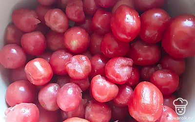 Спелые помидоры вымойте и очистите от плодоножек.