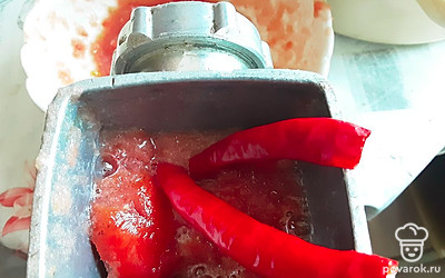 Пропустите их через мясорубку вместе с горьким перцем, в широкую кастрюлю.