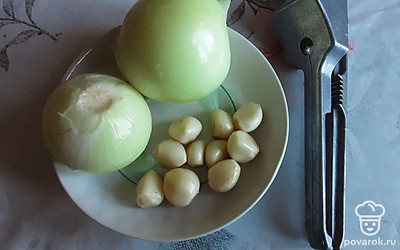 Очистите и мелко нарежьте лук. Пропустите через пресс чеснок.