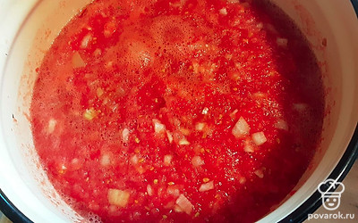 Добавьте лук и чеснок в кастрюлю.