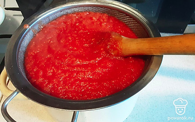 Через час снимите кастрюлю с огня. За это время масса должна увариться примерно на четверть от первоначального объема. Измельчите блендером и протрите массу через сито, чтобы отделить шкурки и семечки.