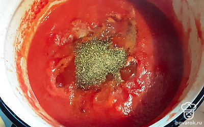 Снова поставьте кастрюлю на огонь и варите еще час. Добавьте соль, сахар и остальные специи. Томите еще 20 минут, помешивая. Кетчуп за это время должен еще частично увариться. За 2-3 минуты до готовности влейте уксус.