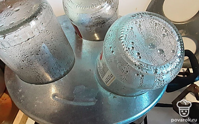 Простерилизуйте емкости и разлейте в них горячий кетчуп. Закатайте стерильными крышками, переверните банки вверх дном и оставьте до полного остывания.