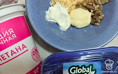 Сыр натрите на треке. Для начинки смешайте сыр, обжаренные ножки, сметану и майонез, посолите по вкусу. 